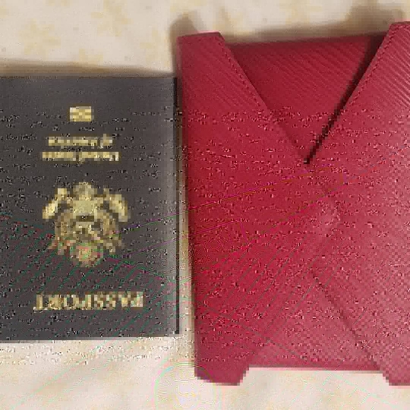 Authentic Louise Vuitton Kirigami in epi leather - Picture 8 of 8